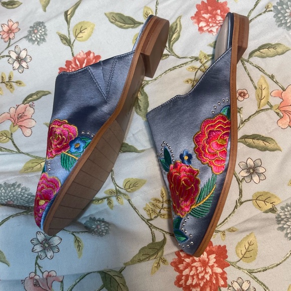 Kenneth Cole New York Pointed Toe Floral Embroidered Flats - Picture 8 of 16